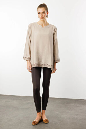 Kadın Kolu ve Eteği Yırtmaçlı Eteği Nakışlı Bluz Bej