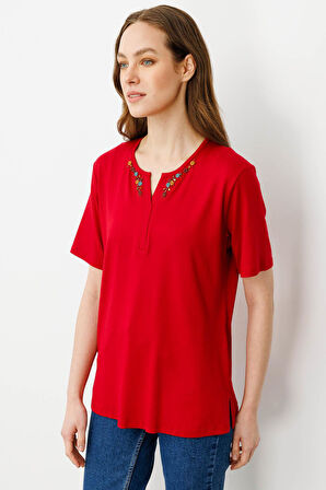 Kadın Açma Yaka Nakış İşlemeli T-shirt Kırmızı