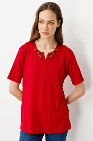 Kadın Açma Yaka Nakış İşlemeli T-shirt Kırmızı