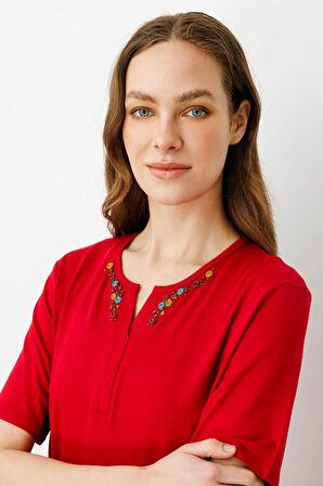 Kadın Açma Yaka Nakış İşlemeli T-shirt Kırmızı