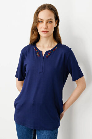 Kadın Açma Yaka Nakış İşlemeli T-shirt Lacivert