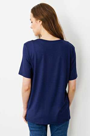 Kadın Açma Yaka Nakış İşlemeli T-shirt Lacivert
