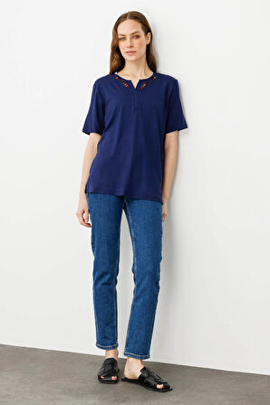 Kadın Açma Yaka Nakış İşlemeli T-shirt Lacivert