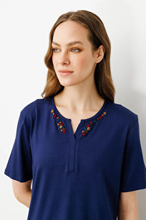 Kadın Açma Yaka Nakış İşlemeli T-shirt Lacivert