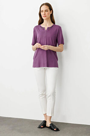 Kadın Açma Yaka Nakış İşlemeli T-shirt Lila