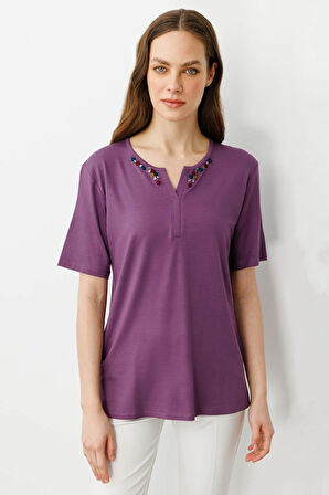 Kadın Açma Yaka Nakış İşlemeli T-shirt Lila