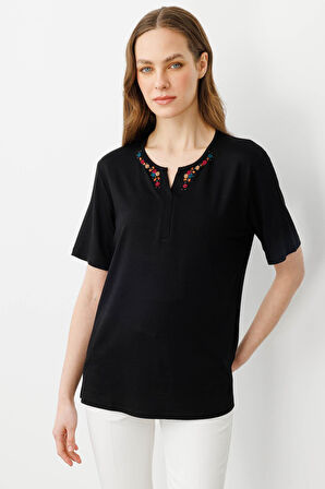 Kadın Açma Yaka Nakış İşlemeli T-shirt Siyah