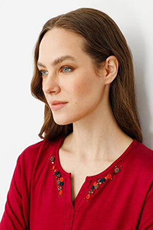 Kadın Açma Yaka Nakış İşlemeli T-shirt Vişne