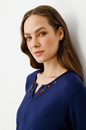 Kadın Açma Yaka Nakış İşlemeli Penye Bluz Lacivert