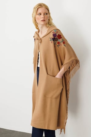 Kadın Omuzu Aplikeli Yanı Püsküllü Panço Camel