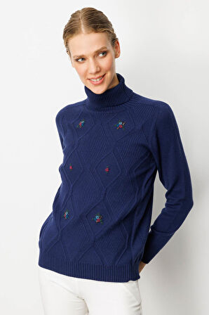 Kadın Tam Balıkçı Yaka Önü Baklavalı Nakış İşlemeli Kazak Lacivert