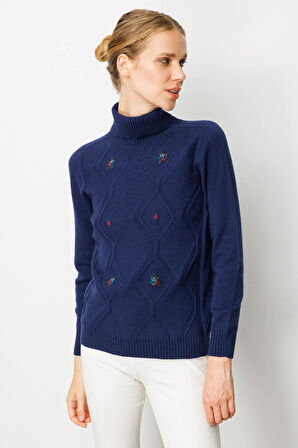 Kadın Tam Balıkçı Yaka Önü Baklavalı Nakış İşlemeli Kazak Lacivert