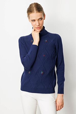 Kadın Tam Balıkçı Yaka Önü Baklavalı Nakış İşlemeli Kazak Lacivert