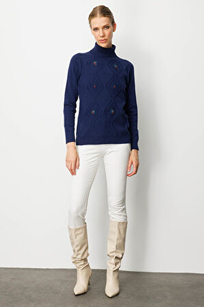 Kadın Tam Balıkçı Yaka Önü Baklavalı Nakış İşlemeli Kazak Lacivert