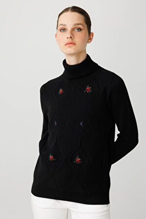 Kadın Tam Balıkçı Yaka Önü Baklavalı Nakış İşlemeli Kazak Siyah