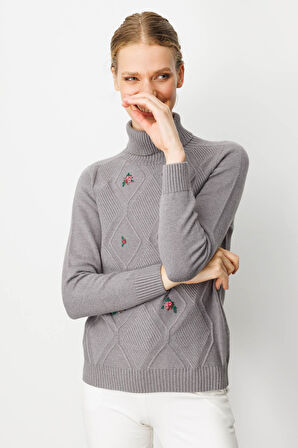 Kadın Tam Balıkçı Yaka Önü Baklavalı Nakış İşlemeli Kazak Füme