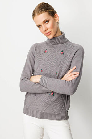 Kadın Tam Balıkçı Yaka Önü Baklavalı Nakış İşlemeli Kazak Füme