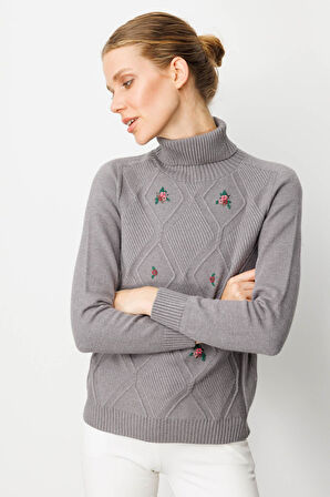 Kadın Tam Balıkçı Yaka Önü Baklavalı Nakış İşlemeli Kazak Füme