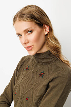 Kadın Tam Balıkçı Yaka Önü Baklavalı Nakış İşlemeli Kazak Haki