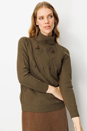 Kadın Tam Balıkçı Yaka Önü Baklavalı Nakış İşlemeli Kazak Haki