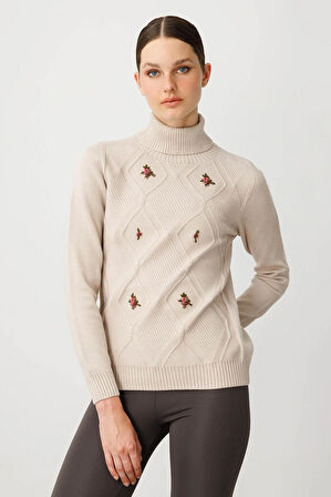 Kadın Tam Balıkçı Yaka Önü Baklavalı Nakış İşlemeli Kazak Bej