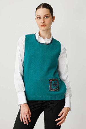 Kadın Sıfır Yaka Cebi ve Yakası Renkli Tığlamalı Yün Süveter A.Ö.Başı