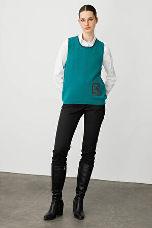 Kadın Sıfır Yaka Cebi ve Yakası Renkli Tığlamalı Yün Süveter A.Ö.Başı