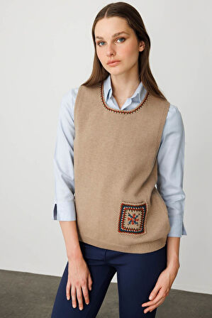 Kadın Sıfır Yaka Cebi ve Yakası Renkli Tığlamalı Yün Süveter Bej