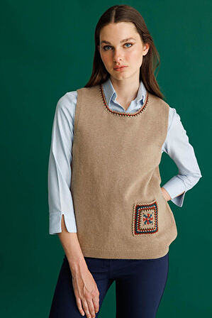 Kadın Sıfır Yaka Cebi ve Yakası Renkli Tığlamalı Yün Süveter Bej