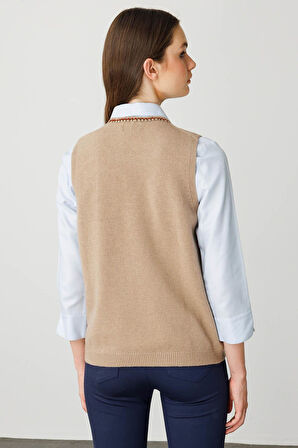 Kadın Sıfır Yaka Cebi ve Yakası Renkli Tığlamalı Yün Süveter Bej