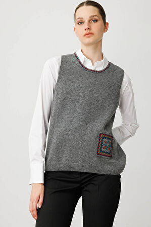 Kadın Sıfır Yaka Cebi ve Yakası Renkli Tığlamalı Yün Süveter Füme