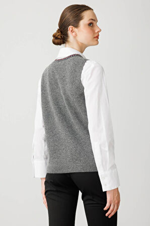 Kadın Sıfır Yaka Cebi ve Yakası Renkli Tığlamalı Yün Süveter Füme