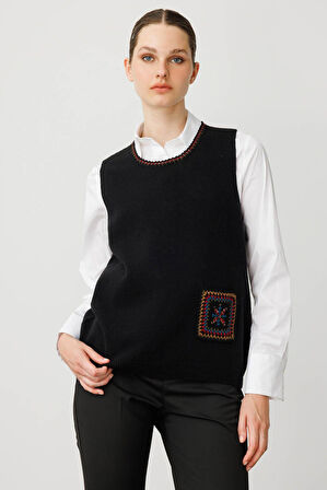 Kadın Sıfır Yaka Cebi ve Yakası Renkli Tığlamalı Yün Süveter Siyah