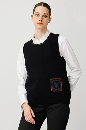 Kadın Sıfır Yaka Cebi ve Yakası Renkli Tığlamalı Yün Süveter Siyah