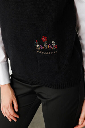 Kadın Sıfır Yaka Cep Üstü Çiçek Nakışlı Yün Süveter Siyah
