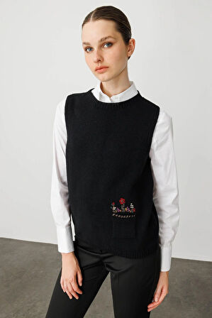 Kadın Sıfır Yaka Cep Üstü Çiçek Nakışlı Yün Süveter Siyah