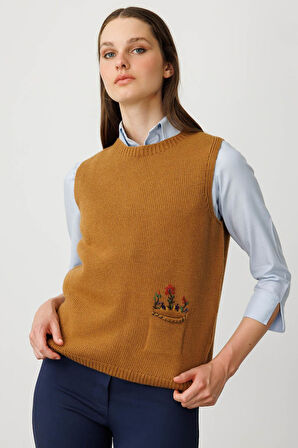 Kadın Sıfır Yaka Cep Üstü Çiçek Nakışlı Yün Süveter Taba