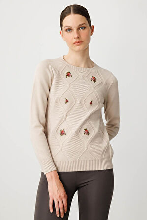 Kadın Sıfır Yaka Önü Baklavalı Nakış İşlemeli Kazak Bej