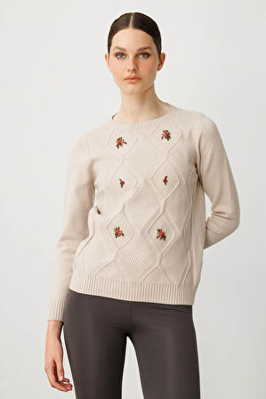 Kadın Sıfır Yaka Önü Baklavalı Nakış İşlemeli Kazak Bej