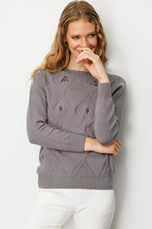 Kadın Sıfır Yaka Önü Baklavalı Nakış İşlemeli Kazak Füme