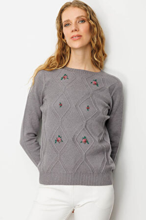 Kadın Sıfır Yaka Önü Baklavalı Nakış İşlemeli Kazak Füme