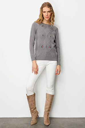 Kadın Sıfır Yaka Önü Baklavalı Nakış İşlemeli Kazak Füme