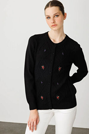 Kadın Sıfır Yaka Önü Baklavalı Nakış İşlemeli Hırka Siyah