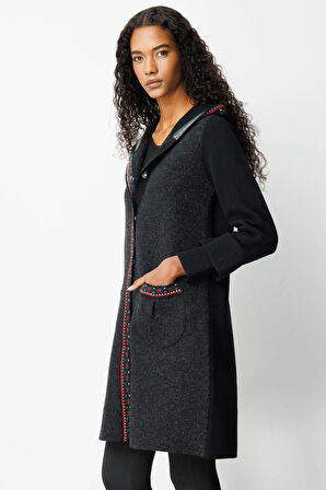 Kadın Kapüşonlu Önü Keçe Yün Kaban Siyah