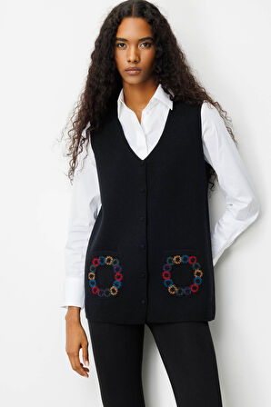 Kadın V Yaka Cebi Tığlamalı Yün Yelek Siyah