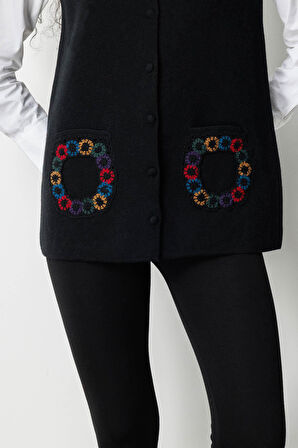 Kadın V Yaka Cebi Tığlamalı Yün Yelek Siyah