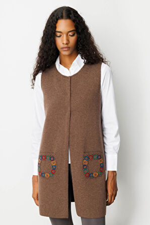 Kadın Sıfır Yaka Cebi Tığlamalı Uzun Yün Yelek D.Kahve
