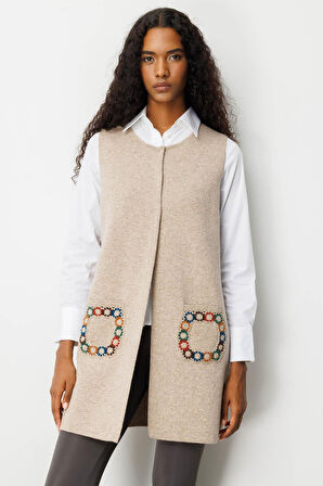 Kadın Sıfır Yaka Cebi Tığlamalı Uzun Yün Yelek K.Bej