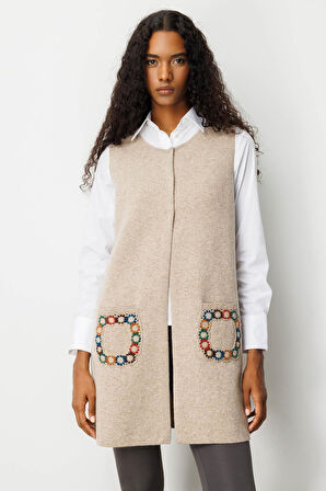 Kadın Sıfır Yaka Cebi Tığlamalı Uzun Yün Yelek K.Bej