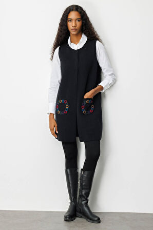 Kadın Sıfır Yaka Cebi Tığlamalı Uzun Yün Yelek Siyah